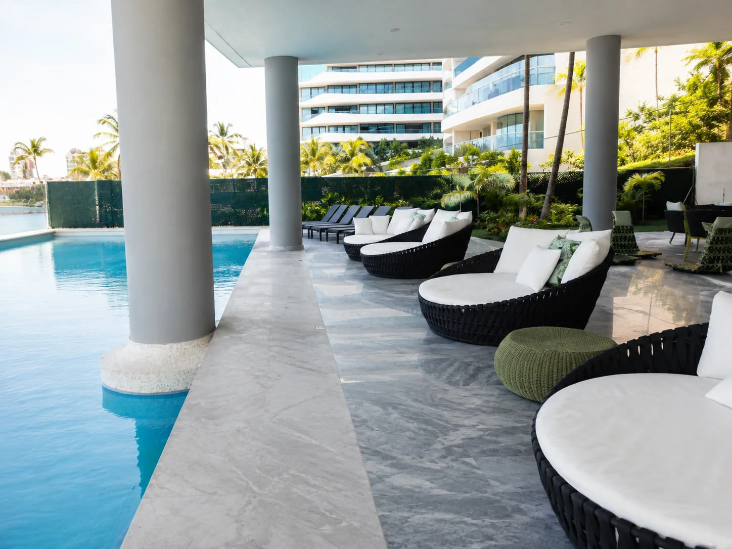 Terraza y alberca infinity con vista al mar administrada por Banderas Property Management